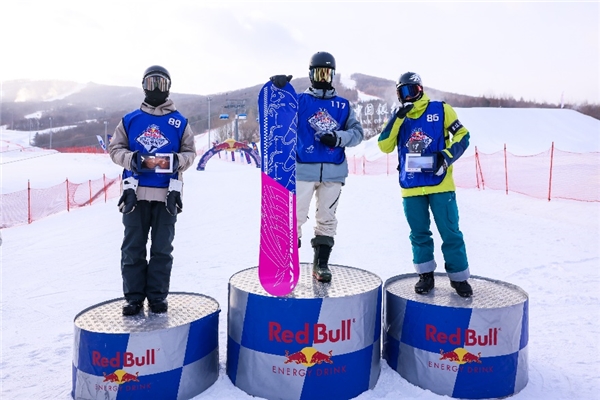 美国女选手勇夺雪地项目冠军