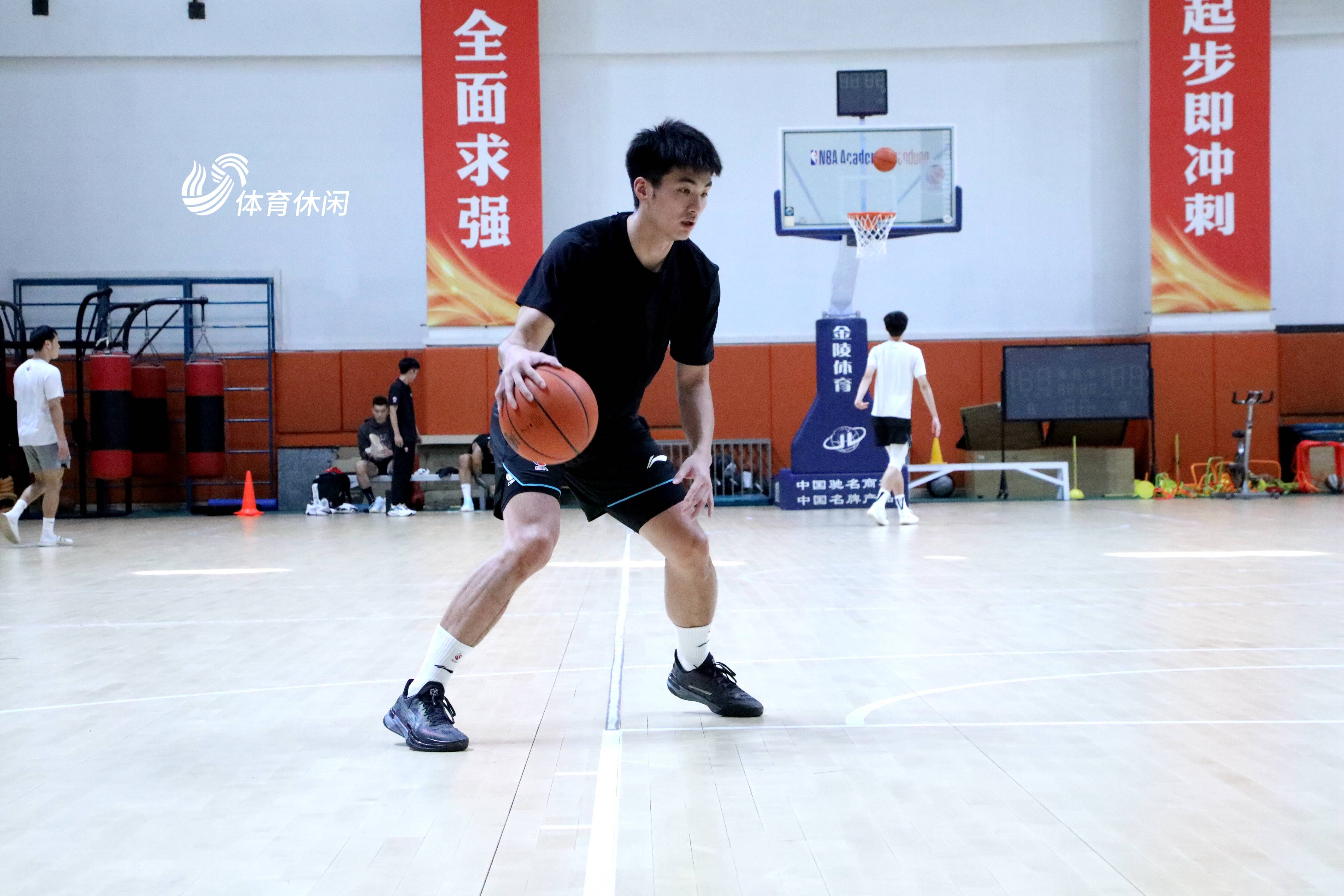 MK体育-深圳队不负众望险胜湖南男篮，再次登顶