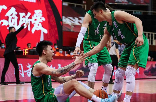 MK体育-新人球员崭露头角，为球队注入活力